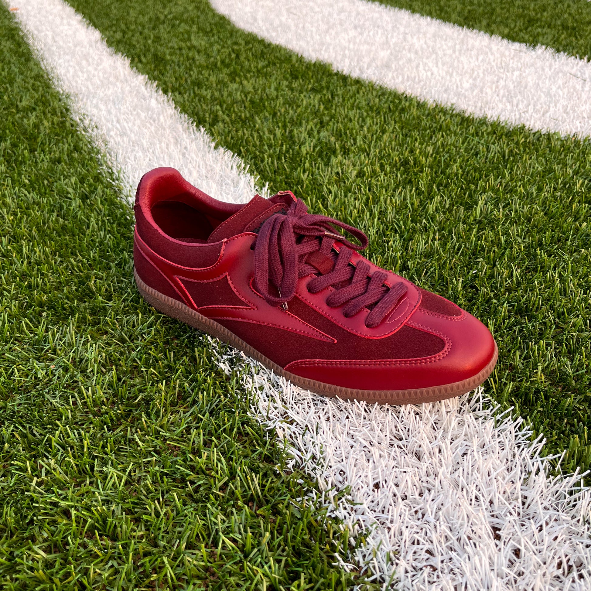twentyfourdegree Graziani Sneaker aus veganem Apfelleder in Bordeaux auf weißer Feldmarkierung