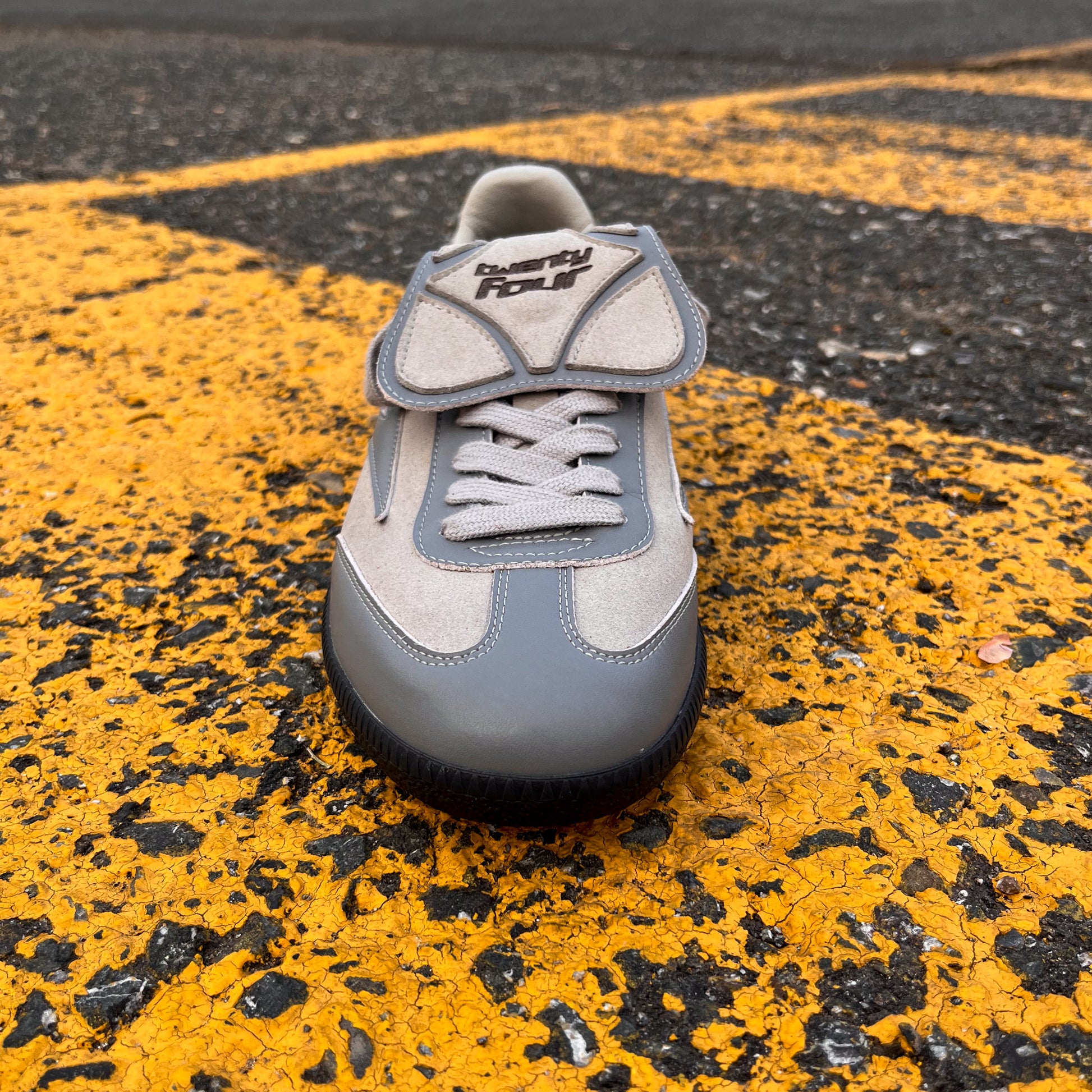 Veganer Sneaker aus Apfelleder, Modell Tardelli von twentyfourdegree, auf Asphalt