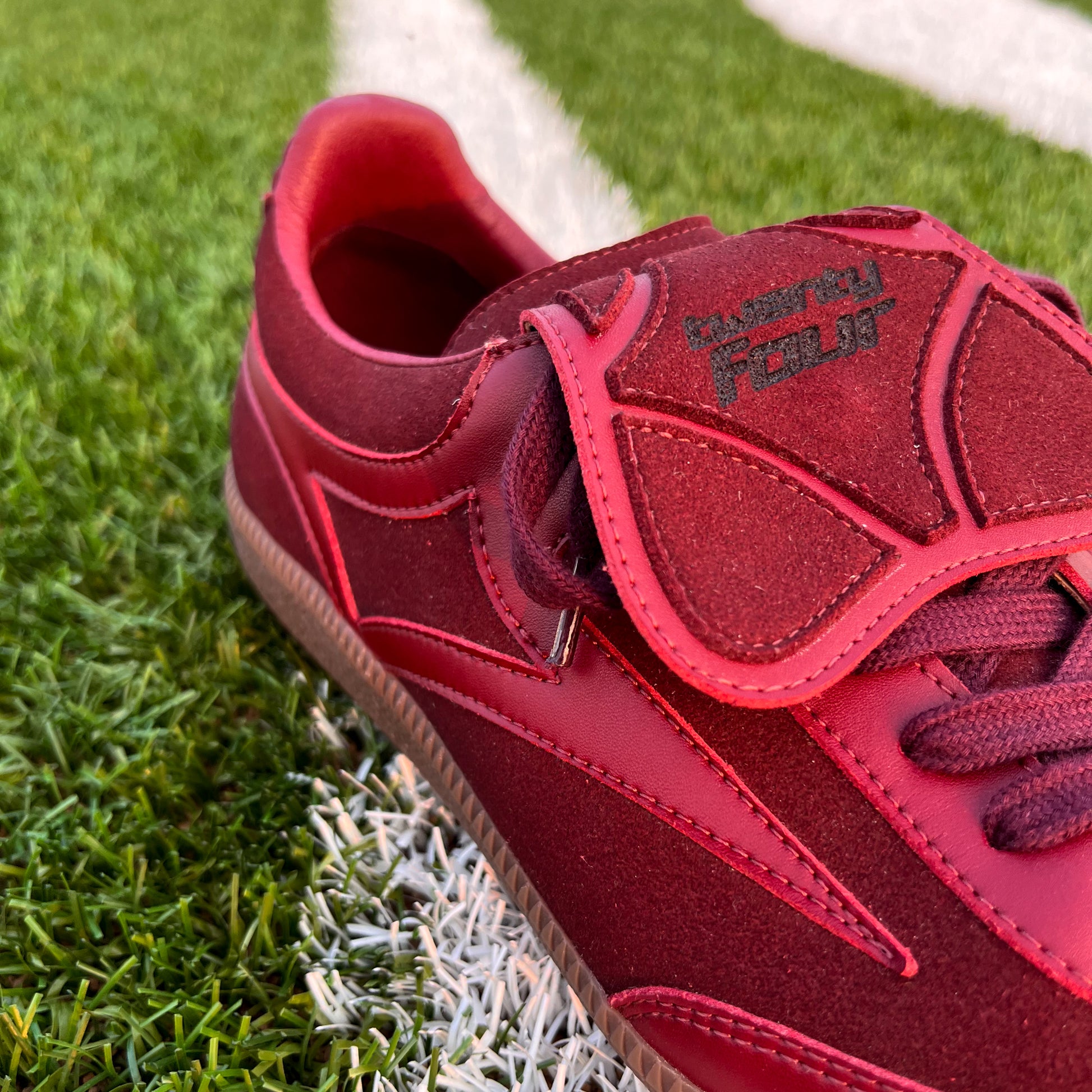 Veganer Graziani Sneaker von twentyfourdegree in Bordeaux-Rot auf Footballfeld-Markierung