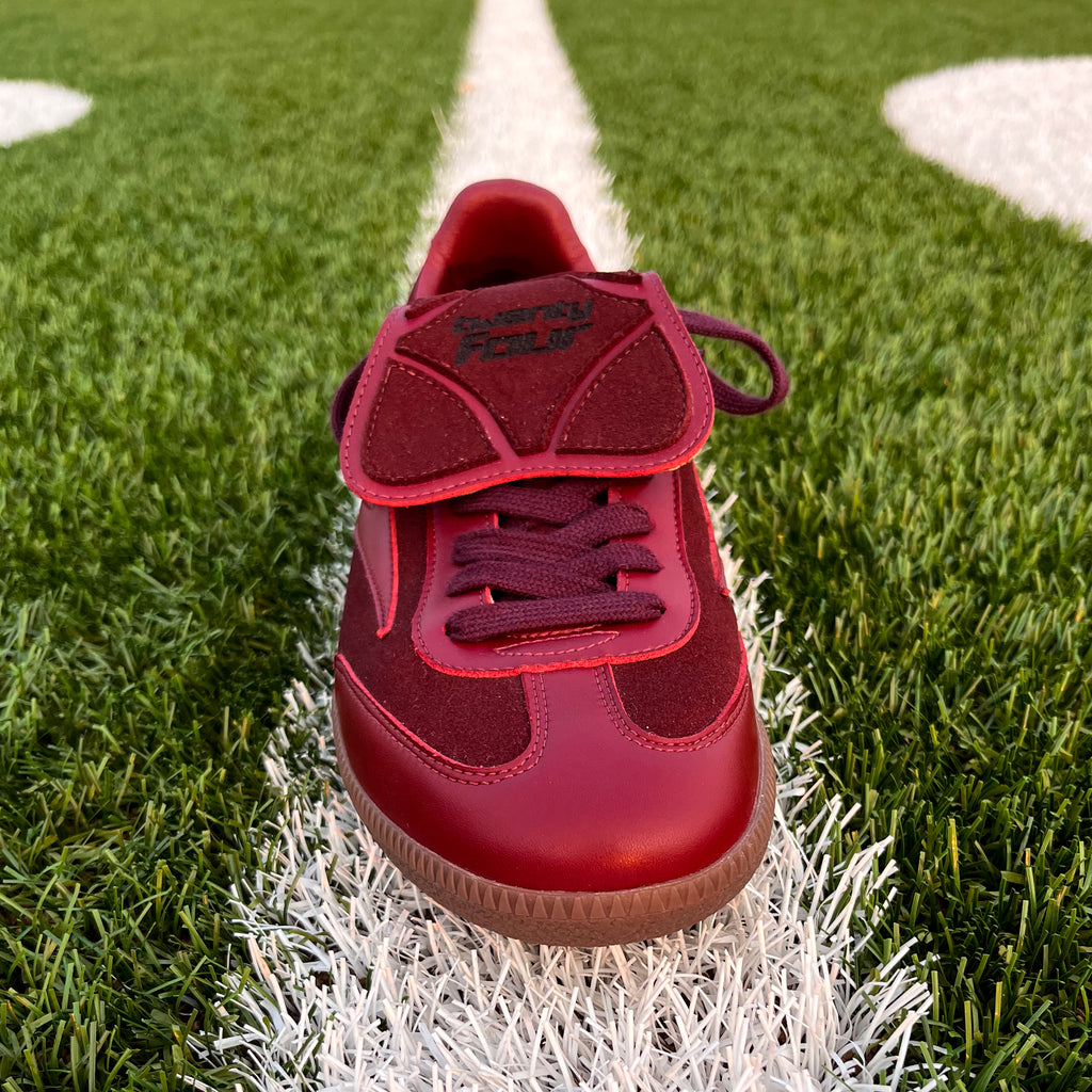 Bordeaux-roter Graziani Sneaker von twentyfourdegree auf Footballfeld-Markierung