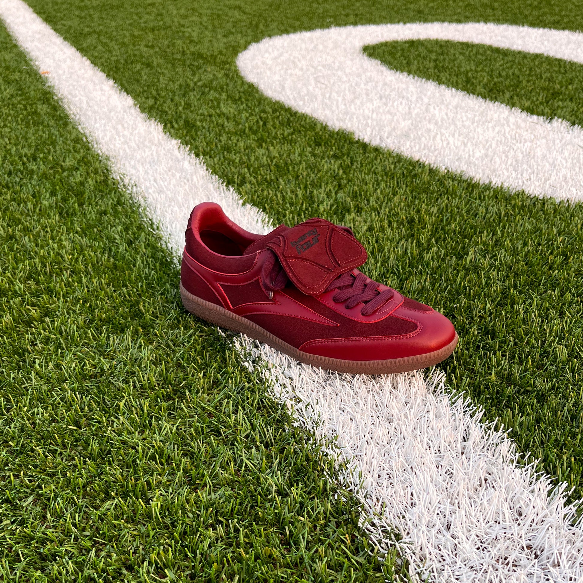 Veganer Sneaker Graziani von twentyfourdegree in Bordeaux auf Footballfeld