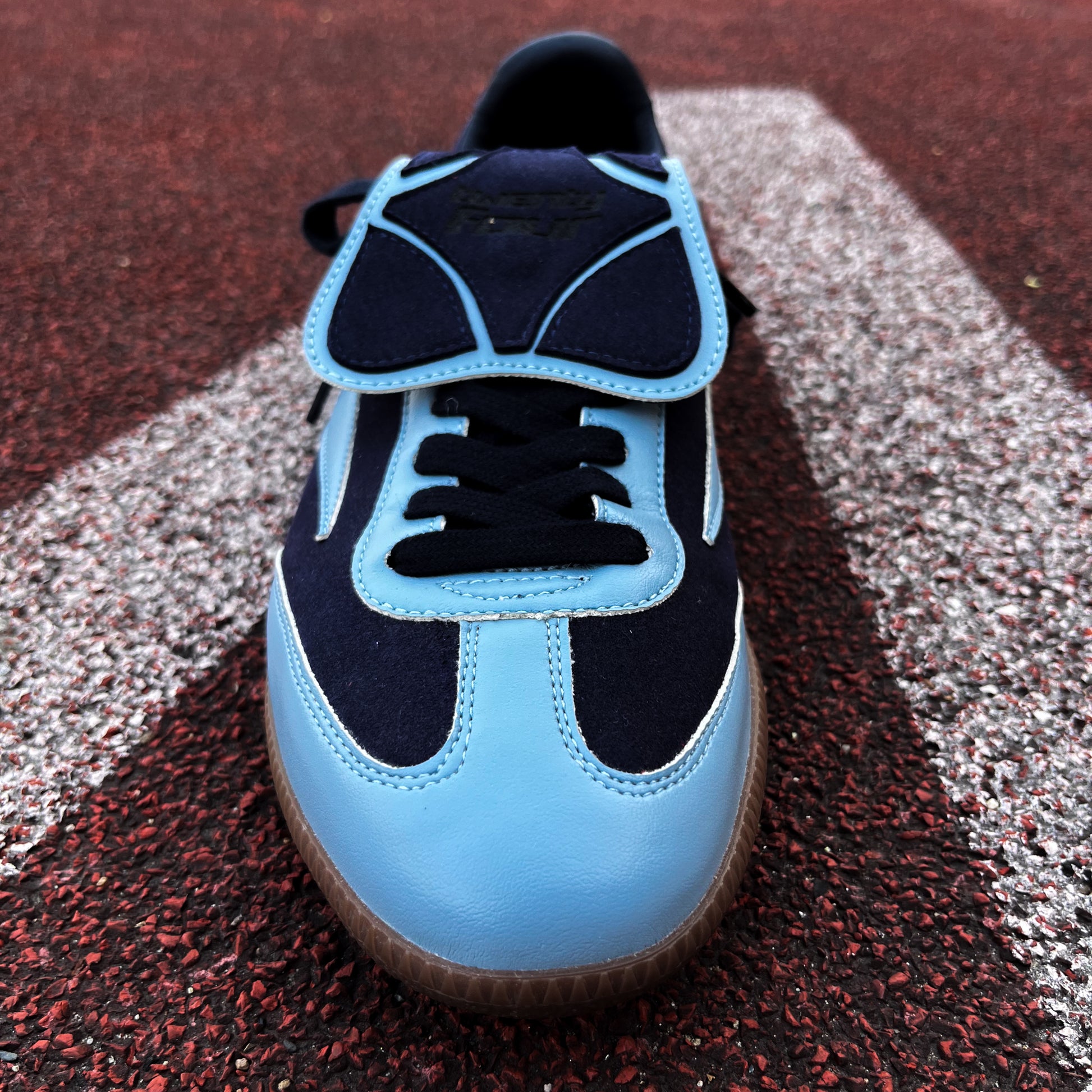 Flacher marineblauer Sneaker von twentyfourdegree, aus Apfelleder, auf Startbahn 4 der Tartanbahn