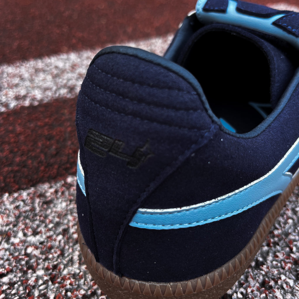 Marineblauer Sneaker mit hellblauen Details, vegan aus Apfelleder, von twentyfourdegree auf Tartanbahn