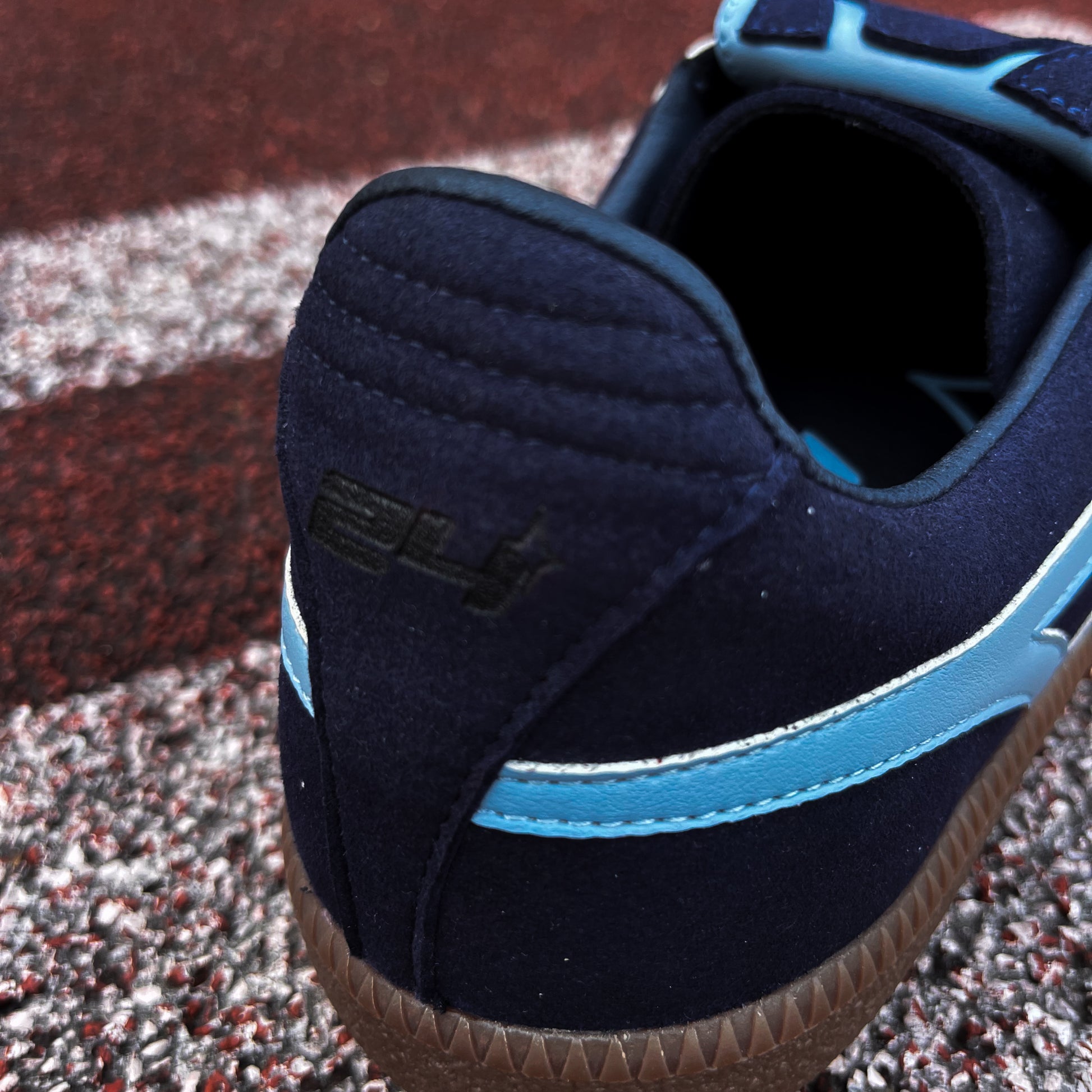 Marineblauer Sneaker mit hellblauen Details, vegan aus Apfelleder, von twentyfourdegree auf Tartanbahn