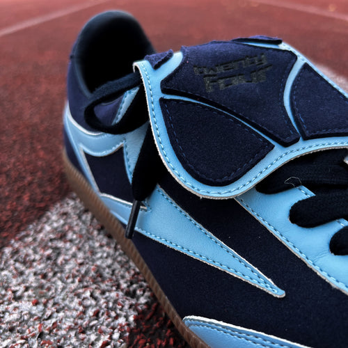 Flacher marineblauer Sneaker aus veganem Apfelleder von twentyfourdegree auf Laufbahn