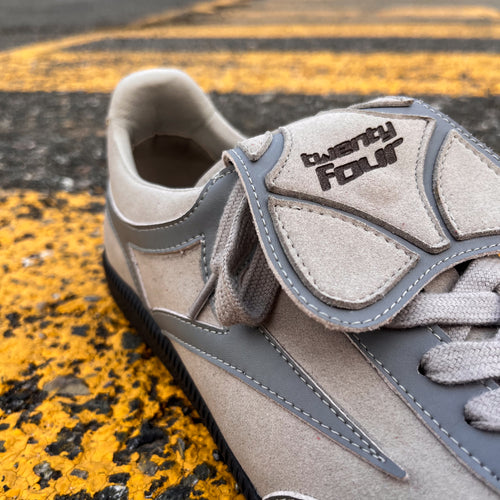 Veganer twentyfourdegree Tardelli Sneaker aus Apfelleder auf urbaner Straßenmarkierung Detail