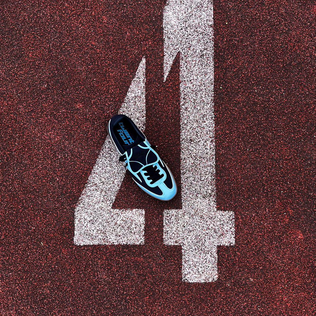 Veganer flacher Sneaker von twentyfourdegree in Blau, fotografiert auf Startbahn 4