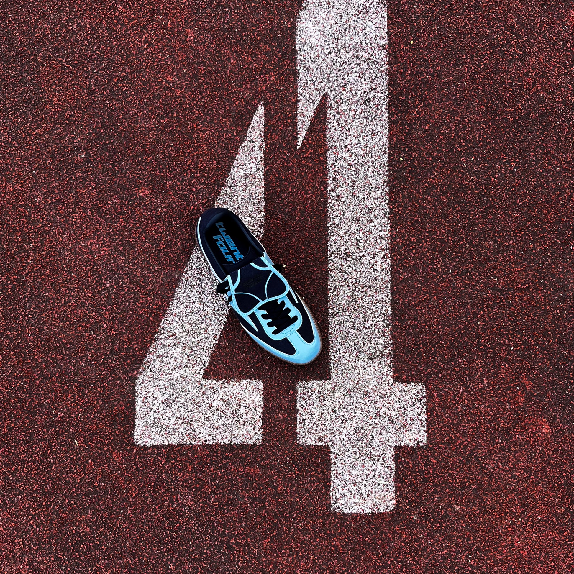 Veganer flacher Sneaker von twentyfourdegree in Blau, fotografiert auf Startbahn 4