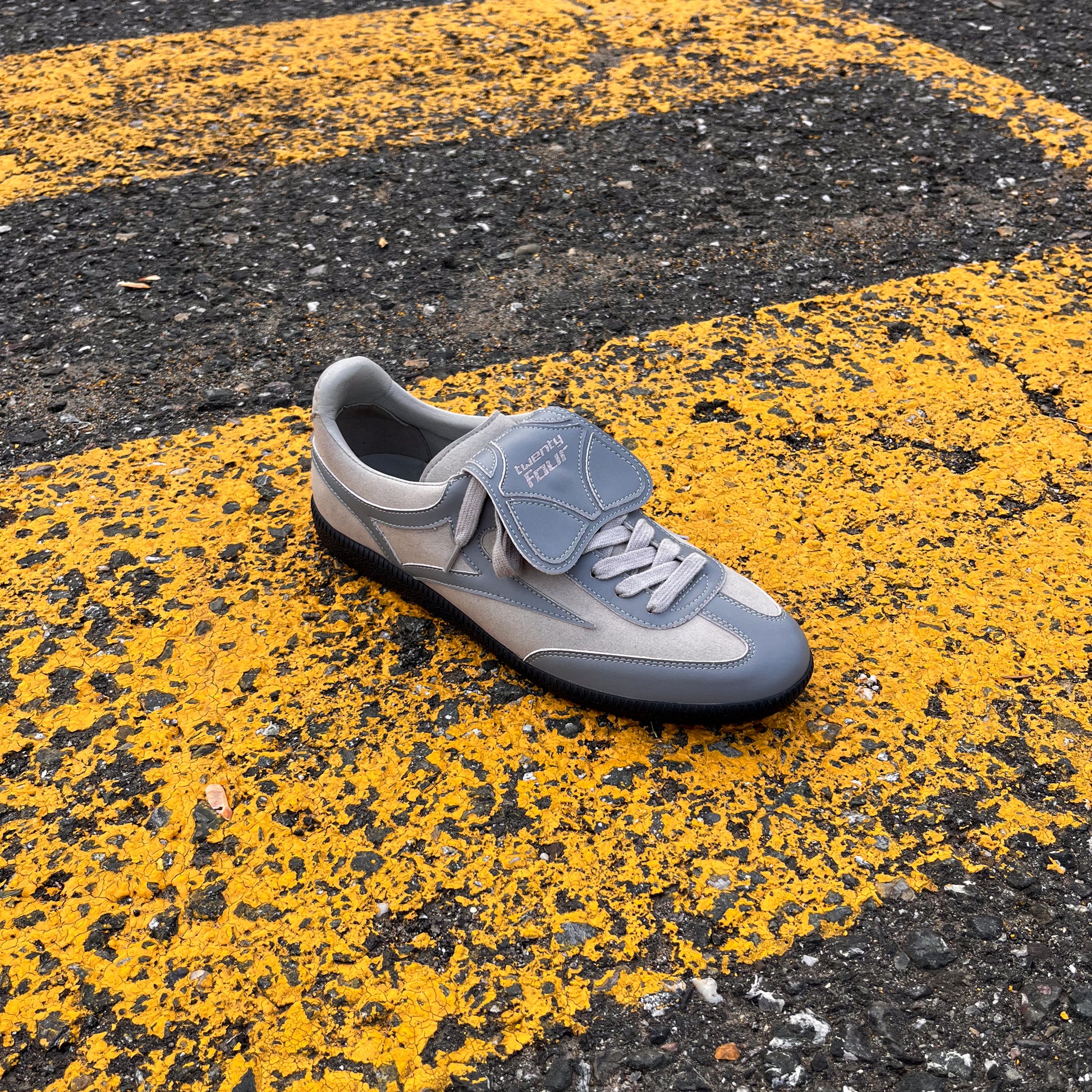twentyfourdegree Tardelli Sneaker aus Apfelleder auf gelber Straßenmarkierung in den USA