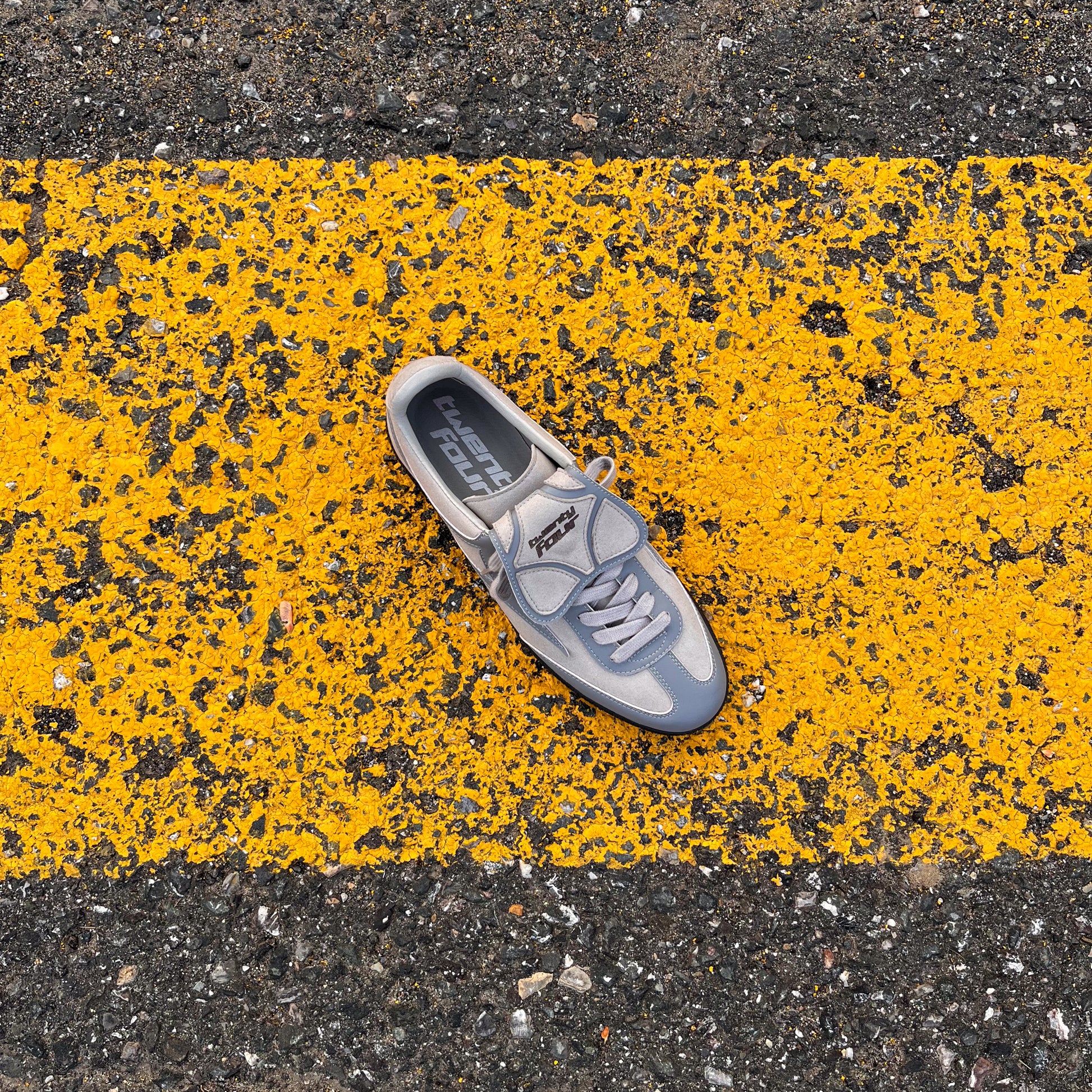 twentyfourdegree Tardelli Sneaker aus nachhaltigem Apfelleder auf Asphalt im Top Down Shot