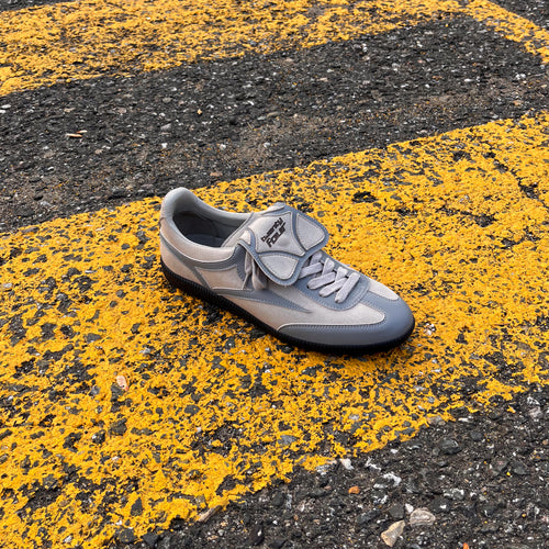Veganer Sneaker Tardelli von twentyfourdegree aus Apfelleder auf gelbem Asphalt