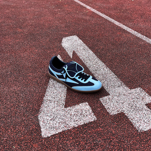 Veganer marineblauer Sneaker von twentyfourdegree aus Apfelleder auf Tartanbahn Startbahn 4